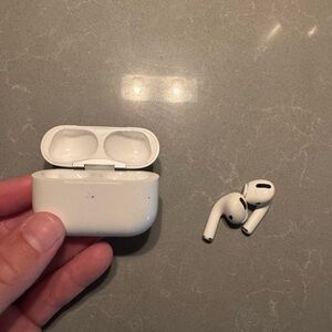 Apple Wireless White Earbuds with Case